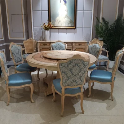 Luxuriöses, klassisches Esszimmer im französischen Stil, antike Möbel, runder Esstisch und Stühle aus Eschenholz